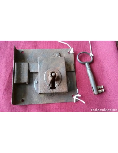 Antigua cerradura con llave, siglo XIX