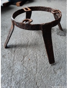 Trébede, cuatro pies, tres...