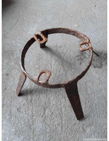 Trébede, cuatro pies, tres pies....