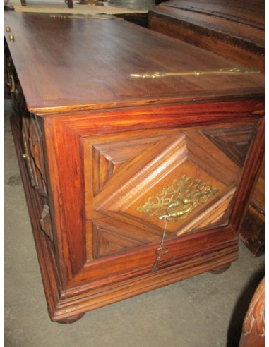 Arcón en madera de caoba