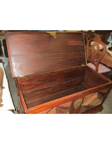 Arcón en madera de caoba