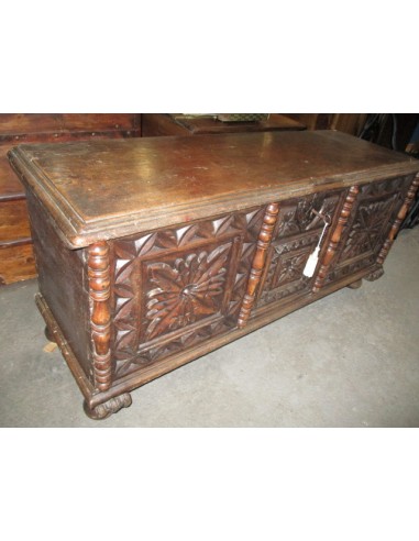Arcón tallado en madera de nogal