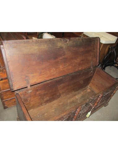Arcón tallado en madera de nogal
